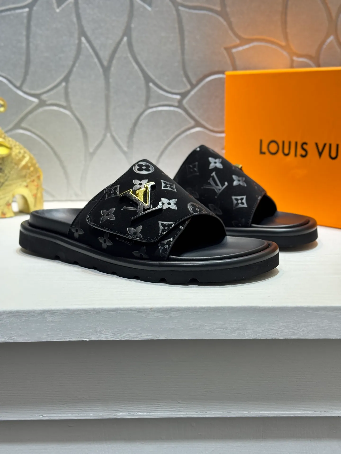 Men's Men's Shoes💰360 [New Style]🦇🦇Top Original [Louis Vuitton] Slippers for Couples👫Spring and Summer Style🎯🎯As an active family in the fashion industry ⭐ Lv takes bold innovation as its true nature ⚡Fabric and floral with hardware🔥Clean and neat ⚡Fashionable and elegant🌹Multiple colors available Size: 36-44 (45. Customized